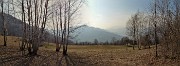 79 Lasciato il sentiero entro a dx nei bei  pratoni con filari di betulle e scendo alla Stalla Galuf-900 m 